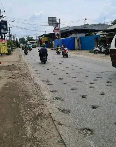 13 Potret kocak bentuk jalanan ini bukannya memudahkan malah bikin bahaya, bikin prihatin