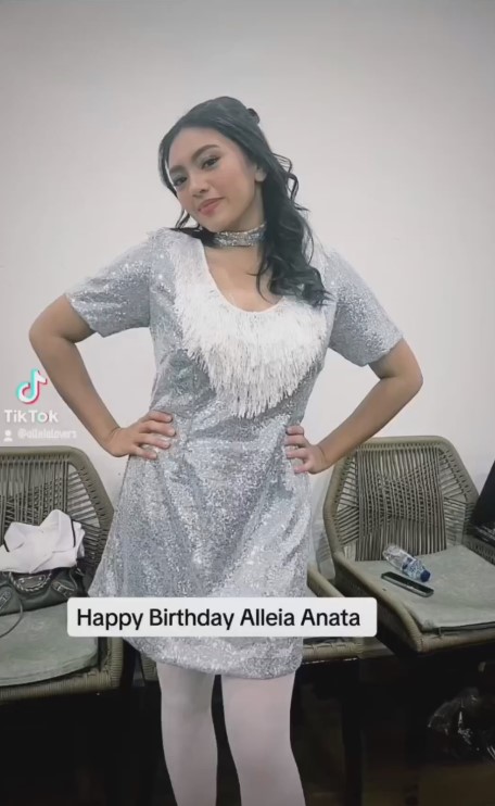 Momen perayaan ulang tahun ke-18 Alleia Anata anak Ariel NOAH, sumbang suara merdu di pesta