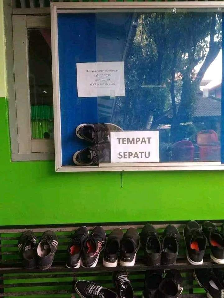 13 Potret kocak letak benda nggak sesuai tempatnya jadi pengen beres-beres