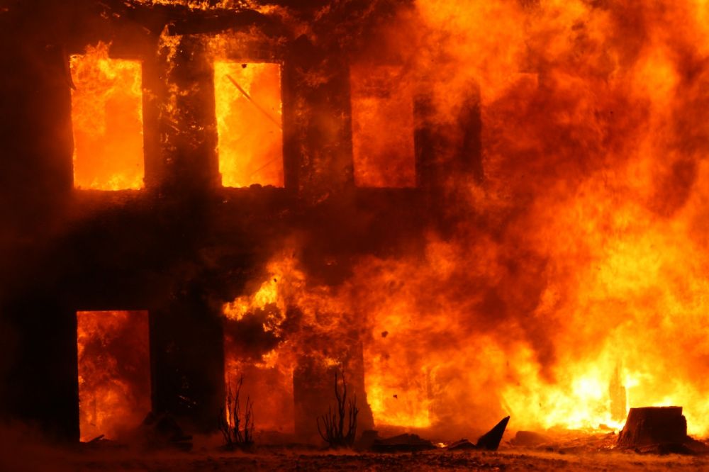11 Arti mimpi rumah kebakaran dalam Islam, bisa jadi isyarat takut kehilangan keluarga