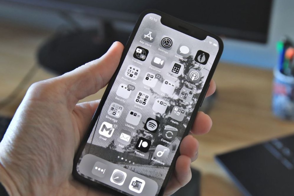 Pengaturan software yang salah bisa bikin layar iPhone jadi hitam putih, ini 4 cara mudah mengatasinya