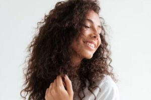 Antikusut, begini trik mengatasi rambut keriting yang mengembang pakai masker dari 1 jenis rempah