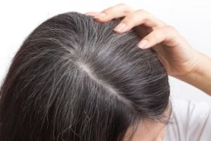 Tak perlu warnai rambut, ini cara menghitamkan uban sekaligus atasi rontok pakai 1 bahan minuman