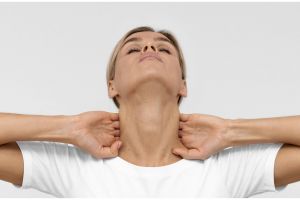 Kulit auto kenyal, begini trik pudarkan kerutan dan garis halus di leher hanya pakai 1 bahan acar