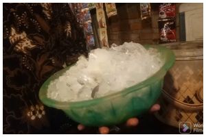 Tanpa kulkas maupun bahan tambahan, ini trik ampuh menjaga es batu agar tidak mudah mencair