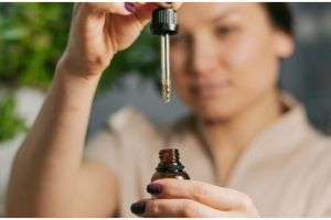 Kulit jadi kenyal dan mulus, begini cara pudarkan garis halus di wajah hanya pakai 1 biji buah