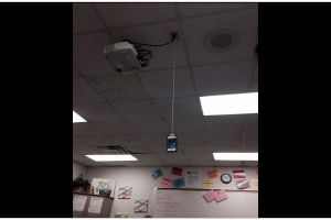 11 Potret kocak cara orang ngecas HP ini nyeleneh abis, nggak ngerti lagi deh