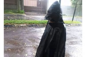 11 Potret kocak gaya orang dengan jas hujan ini membingungkan, ada yang dikira sekte sesat