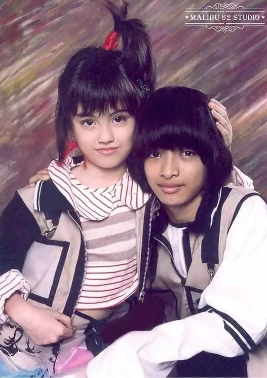 Bocah rambut poni dulu teman duet Agnez Mo kini aktor beken, punya rumah di simpang jalan bak istana