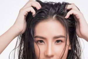 Rambut lebat dan bebas ketombe, begini cara mendetoks kulit kepala pakai hair oil dari 1 jenis rempah