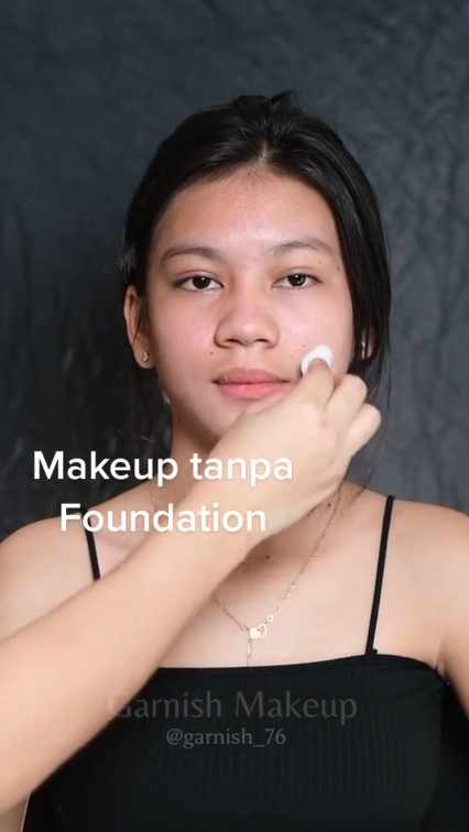 Transformasi wanita dimakeup MUA tanpa pakai foundation, hasilnya flawless tanpa cela