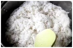 Tanpa mengurangi takaran airnya, ini cara bikin nasi pera yang kering dan kepyar dari beras pulen