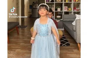 Usaha ayah bantu anak cosplay jadi Princess Elsa ini tuai pujian, totalitas banget