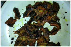 Tak perlu diberi tepung, ini cara menggoreng belut agar tak lengket di wajan