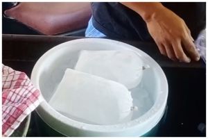 Cara jitu memecahkan es batu di dalam plastik agar cepat hancur dan tak berantakan