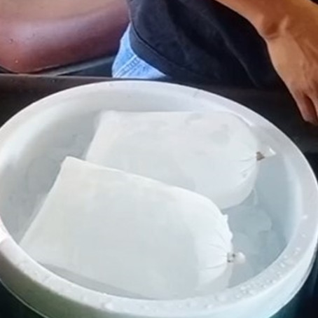 Cara jitu memecahkan es batu di dalam plastik agar cepat hancur dan tak berantakan