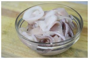 Bukan dimarinasi jeruk nipis, ini trik mengolah cumi agar tidak amis saat dimasak