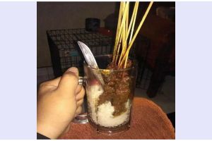 11 Potret kocak cara orang makan sate ini nggak kepikiran, ngasal abis