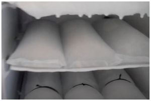 Bukan diketuk atau dicongkel pisau, ini cara aman mengeluarkan bungkus es batu yang lengket di freezer