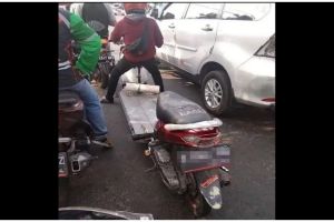 11 Potret kocak modif motor ini bentuknya jadi aneh banget, bodi ditambah kursi sampai ban segitiga