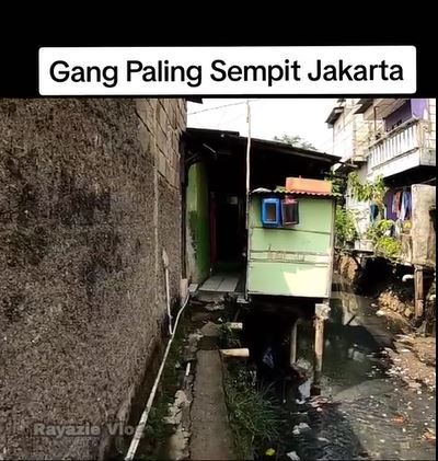 Viral gang sempit di Jakarta lebarnya cuma sebahu, penampakannya bikin nggak habis pikir