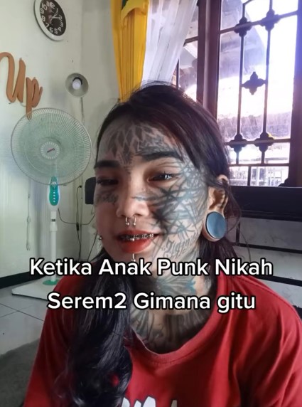 Tato di wajah auto hilang berkat makeup, potret anak punk dandan jadi manten Sunda ini bikin bengong