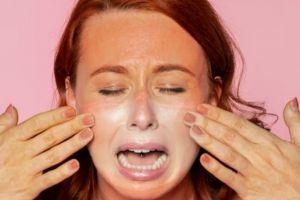 Cegah iritasi dan hiperpigmentasi, begini trik mengatasi sunburn pada wajah pakai 1 jenis sayur