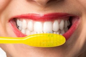 Bebas plak dan auto putih, ini trik mengatasi gigi kuning hanya pakai 1 bahan memasak