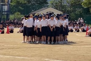 Para siswi di Jepang ini tutupi murid berjilbab saat olahraga, alasannya bikin terenyuh