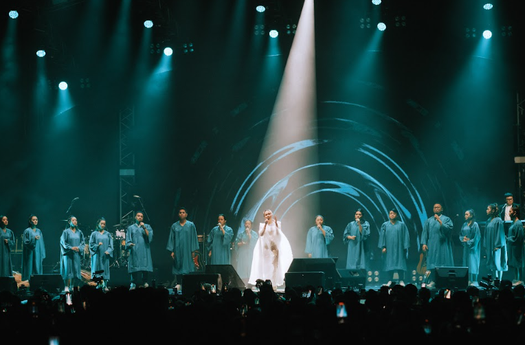 Yura Yunita hipnotis fans dalam Pertunjukan Tutur Batin: Perjalanan Emosional di Ruangan Sakral