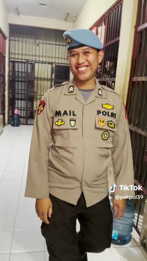 Aksi polisi sering bagikan makanan ke tahanan ini tuai pujian, uangnya dari bikin konten di TikTok