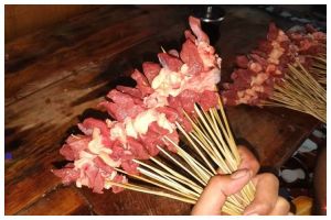 Cara mengiris daging sapi untuk sate agar lebih banyak, matang merata, dan empuk saat dibakar