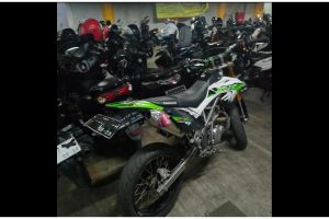 11 Potret kocak cara parkir motor warga +62 ini bikin geleng kepala, ngasal abis jadi semrawut