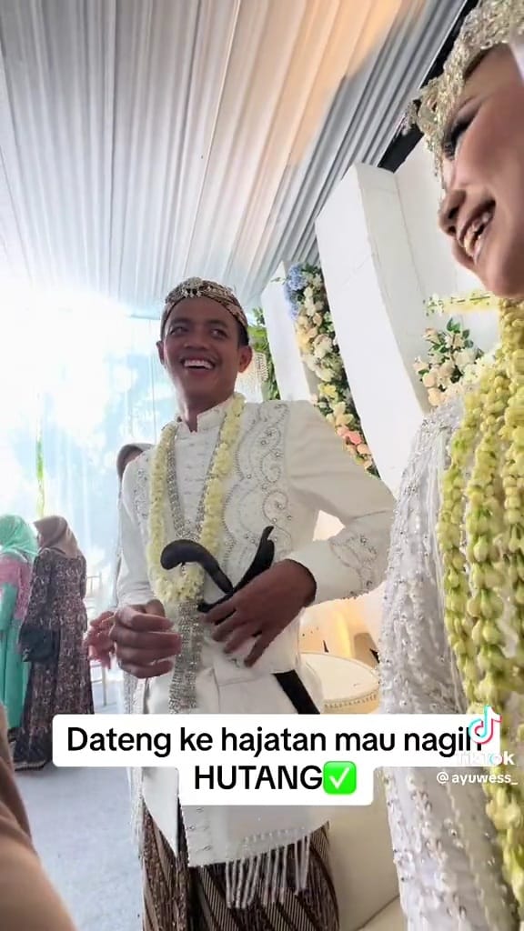 Hadiri kondangan, aksi wanita tagih utang ke pengantin ini bikin melongo