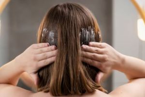 Trik mengatasi rambut kering dan sulit tumbuh ini cuma pakai hair sleeping mask dari 4 bahan alami