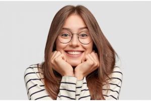 Cara pudarkan garis halus pada smile line pakai face scrub dari 1 jenis buah, bikin kulit auto mulus