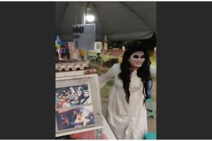 Potret kocak 11 pedagang kaki lima pakai kostum antimainstream, cara kreatif agar laris manis