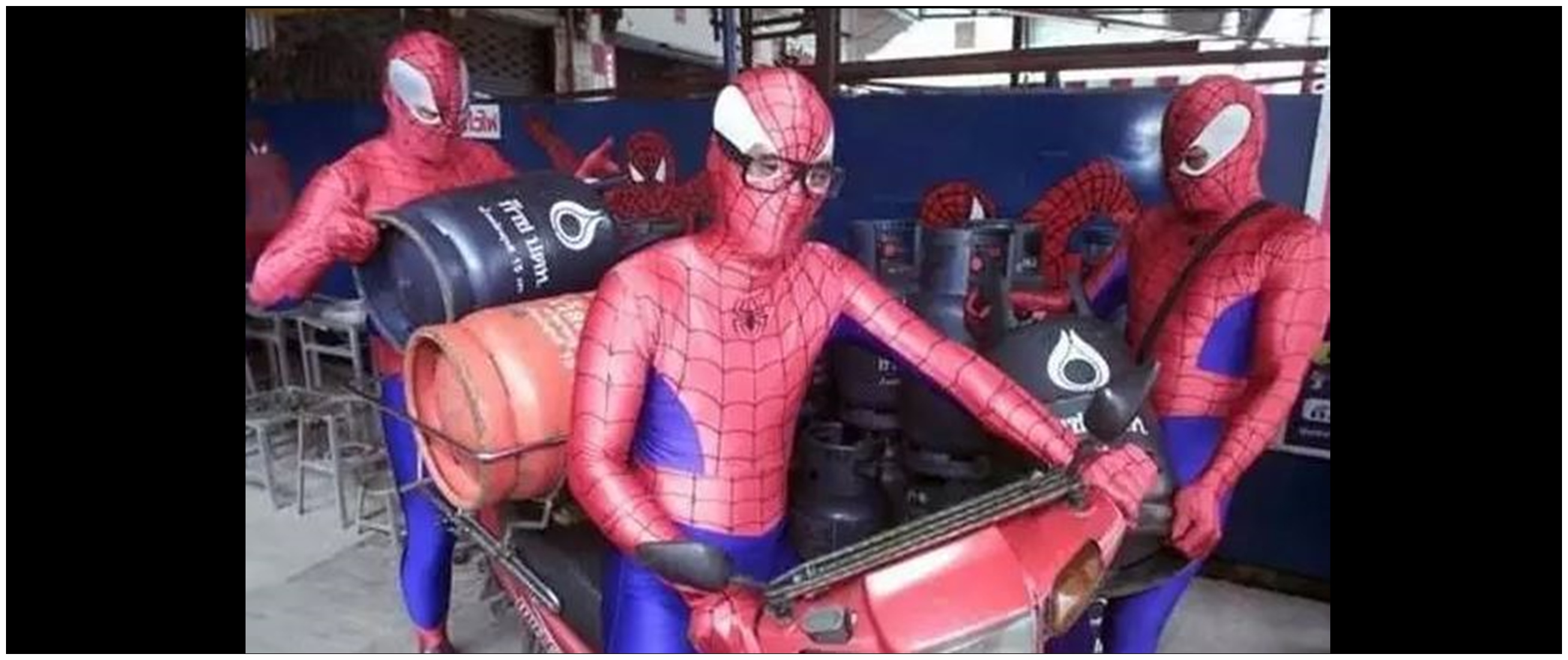 12 Potret kocak Spider-Man andai tinggal di Indonesia, tingkahnya kayak warga lokal banget