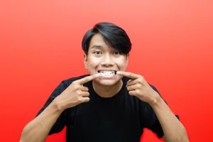 Trik sederhana lawan karang gigi dan noda kuning cuma pakai 2 bahan dapur, bikin gigi putih cemerlang