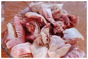 Nggak perlu direbus atau diungkep, ini trik mengempukkan ayam kampung cuma pakai 2 bahan dapur