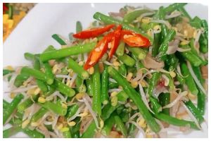 Nggak sampai 5 menit, ini cara masak tumis kacang panjang agar tetap hijau cerah dan bertekstur renyah