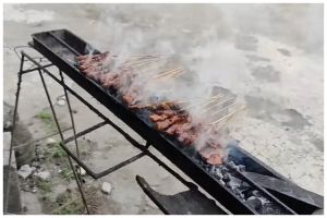 Bikin makin wangi dan cepat matang, ini cara memperbanyak asap saat bakar sate cuma tambah 2 bahan