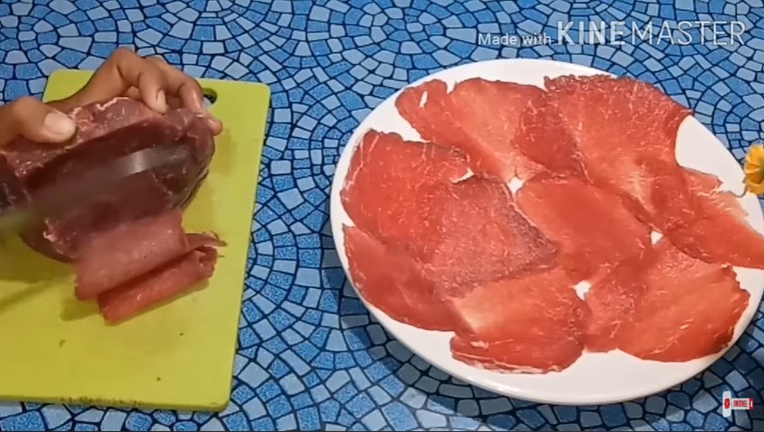 Bukan disimpan utuh, ini cara menyimpan daging mentah agar awet dan hemat tempat di kulkas