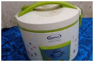 Tanpa perlu bahan tambahan, ini trik memasak nasi di rice cooker agar tidak mudah basi dan berair