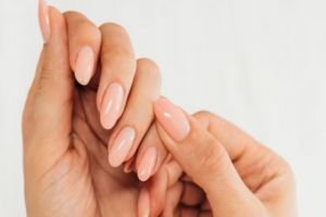 Nggak perlu beli nail serum, begini cara merawat kuku agar cepat panjang pakai 1 bumbu dapur