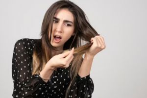 Tak perlu ke salon, begini trik lakukan hair trimming untuk atasi rambut bercabang