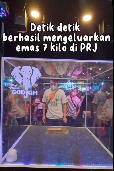 Detik-detik pria berhasil keluarkan emas 7 kg dari kotak berlubang kecil di PRJ, segini hadiahnya