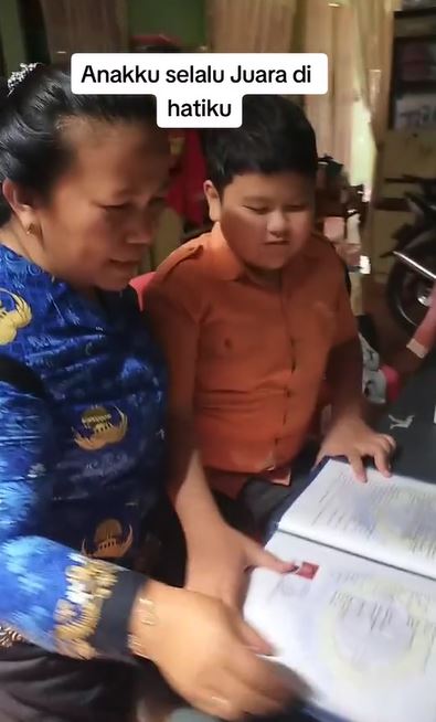 Reaksi ibu saat saat lihat anaknya ranking 27 dari 41 siswa di kelas ini malah banjir pujian