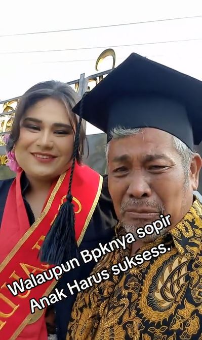 Momen haru sopir truk dampingi putrinya lulus kuliah dengan predikat cumlaude, bikin bangga