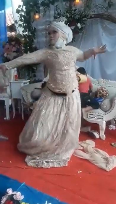 Disebut kesurupan, aksi pengantin wanita saat nge-ronggeng di panggung pelaminan ini bikin merinding